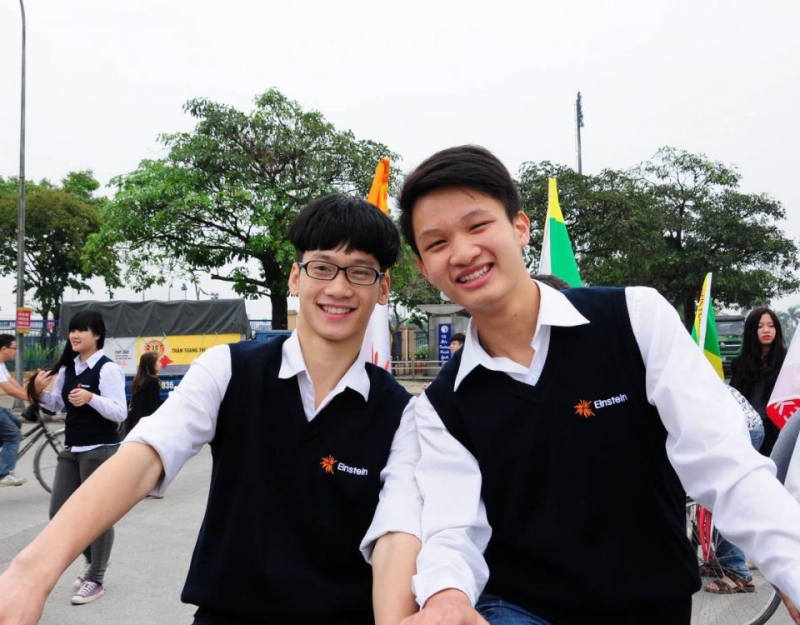 Đồng phục học sinh Trường THPT Anhxtanh